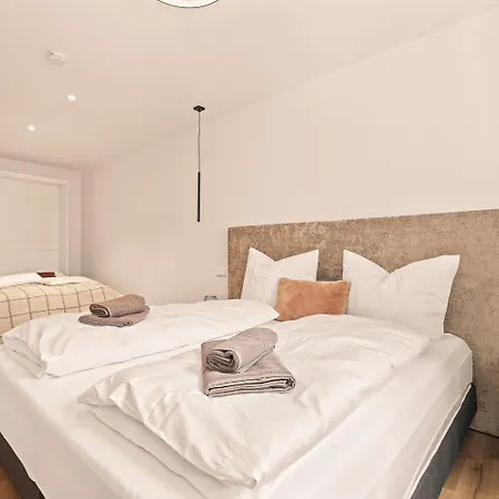 Apartment Golden Poodle Luxusappartment Am Neuen Schloss Tettang